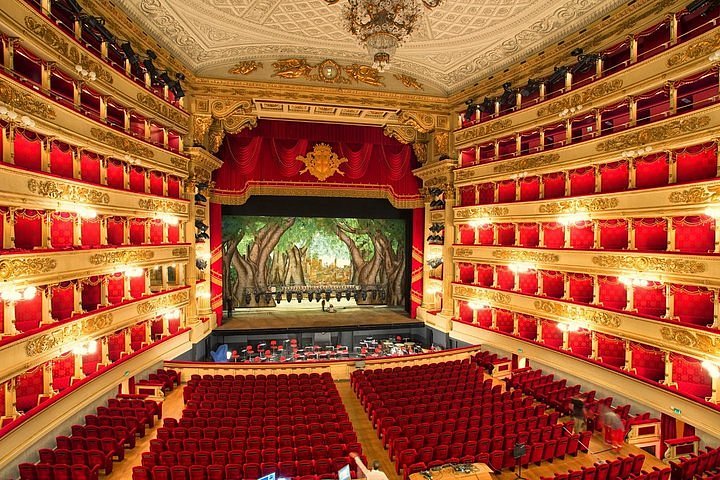 Interior do Teatro Scala. Nota-se todas as cadeiras e detalhes em vermelho e dourado.