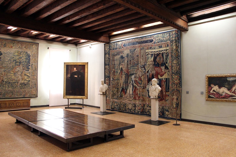 Interior do Museu Museu Ca’ d’Oro. Nota-se algumas pinturas e uma escultura em exposição.