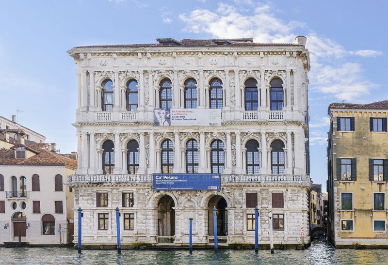 Fachada da Galeria Internacional de Arte Moderna em Veneza.