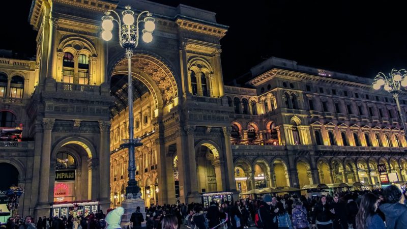 Vista da Galeria Vittorio Emanuele II no inverno à noite.