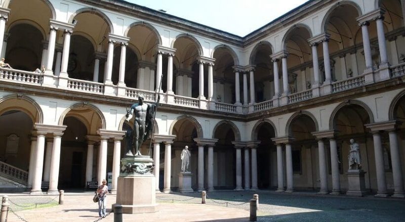 Interior do Museu Breca em Milão, aqui nota-se que é um pátio dentro do museu. Há algumas estátuas espalhadas pelo local, sendo que há uma em evidência no centro do lugar.