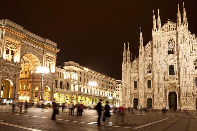 Vista da Piazza del Duomo de noite em Milão