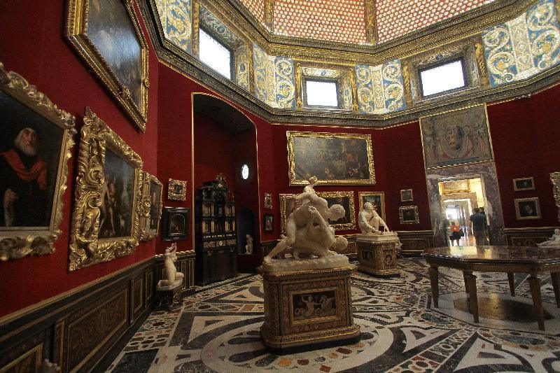 Sala no interior da Museu Galleria degli Uffizi em Florença