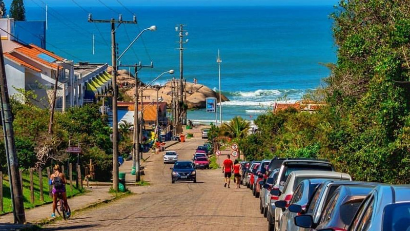 Carros e praia em Florianópolis