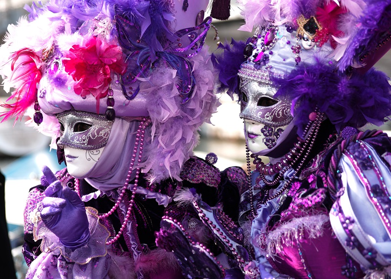 Pessoas se vestem com trajes típicos do carnaval em Veneza.