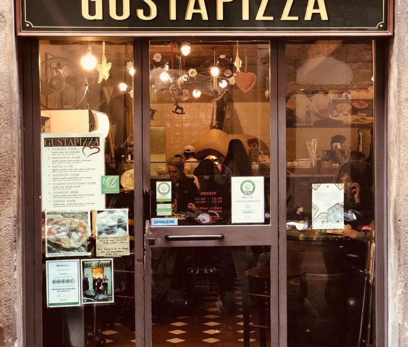 Fachada do restaurante GustaPizza em Florença.