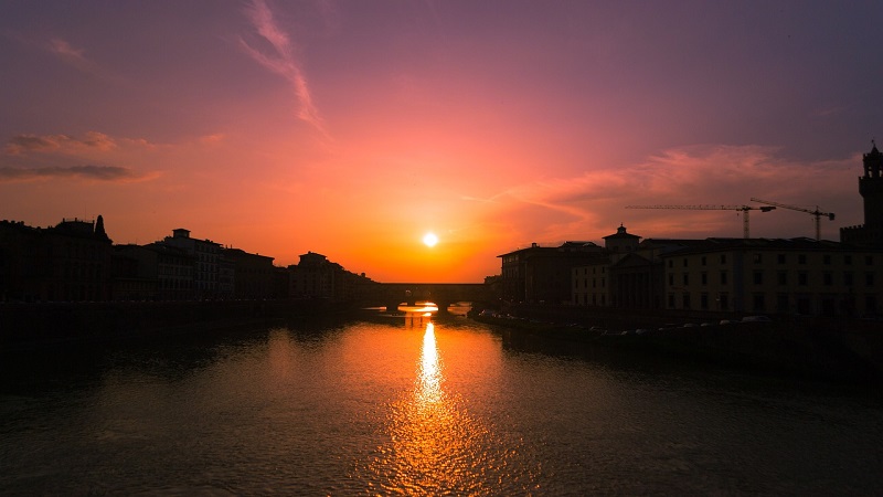 Vista da Ponte Vecchio em Florença durante o pôr do sol