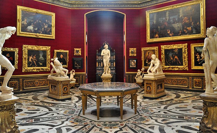 Sala com exposições na Galeria dos Ofícios em Florença