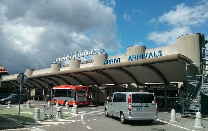 Ônibus chegando no aeroporto de Florença