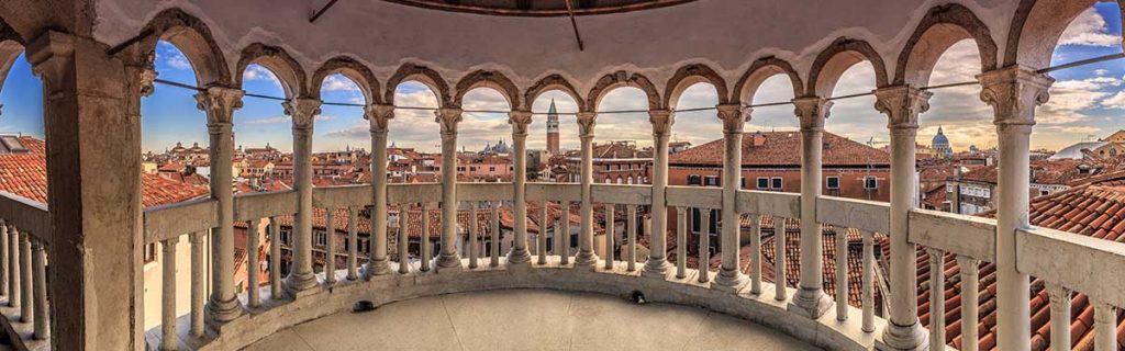 Sacada do Palazzo Contarini del Bovolo em Veneza.