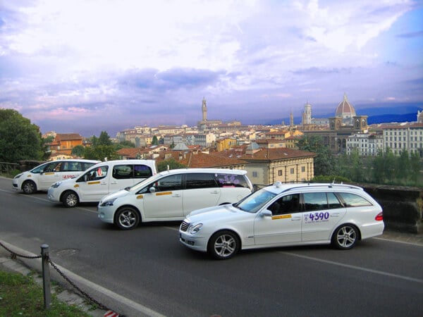 Táxi estacionado em Florença, na Itália.
