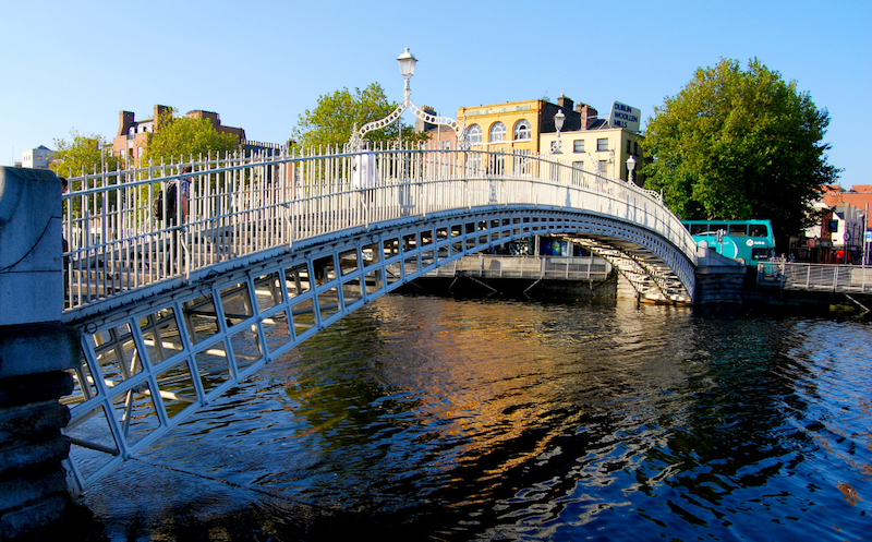 Atravesse a Ponte Ha'penny no verão de Dublin