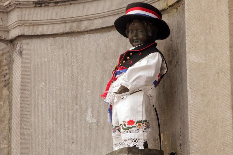 O que fazer em Bruxelas: Manneken Pis com vestimentas icônicas