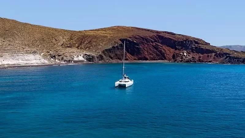 Passeio de barco em Santorini