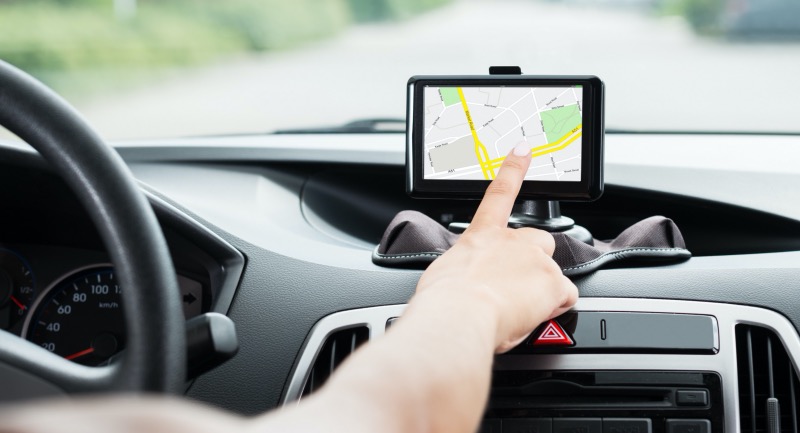Ter um carro com GPS facilita a locomoção em Curitiba