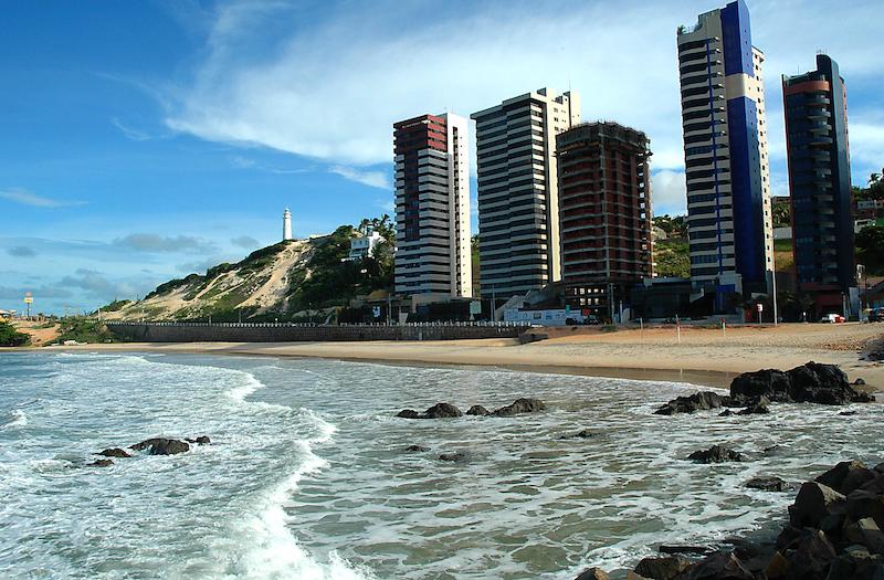 Edifícios na Praia de Areia Preta em Natal