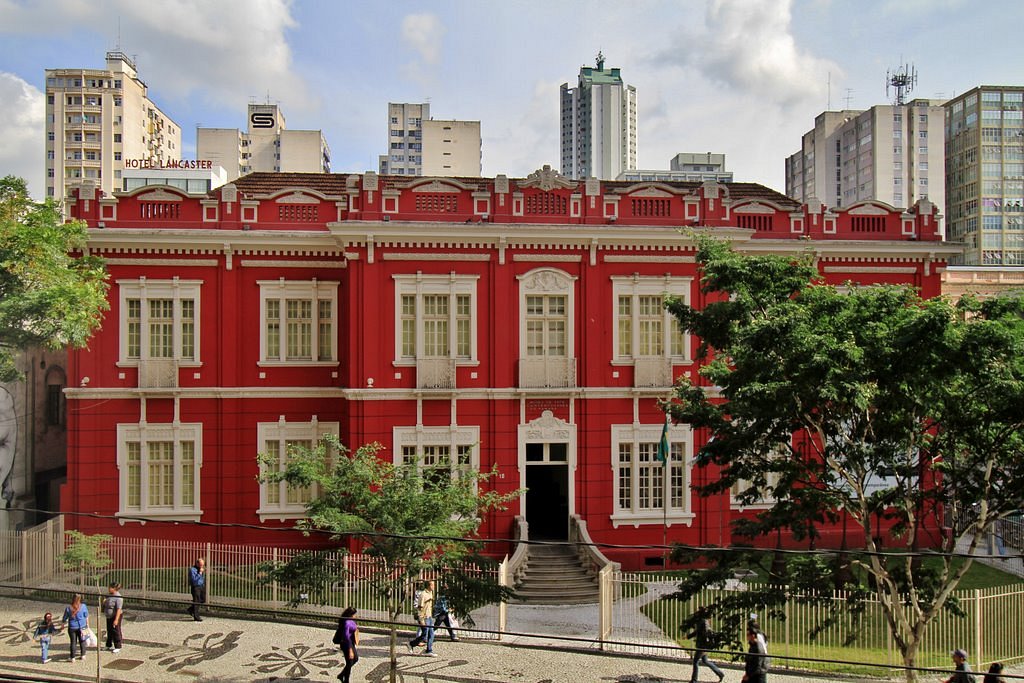 Fachada do Museu de Arte Contemporânea em Curitiba