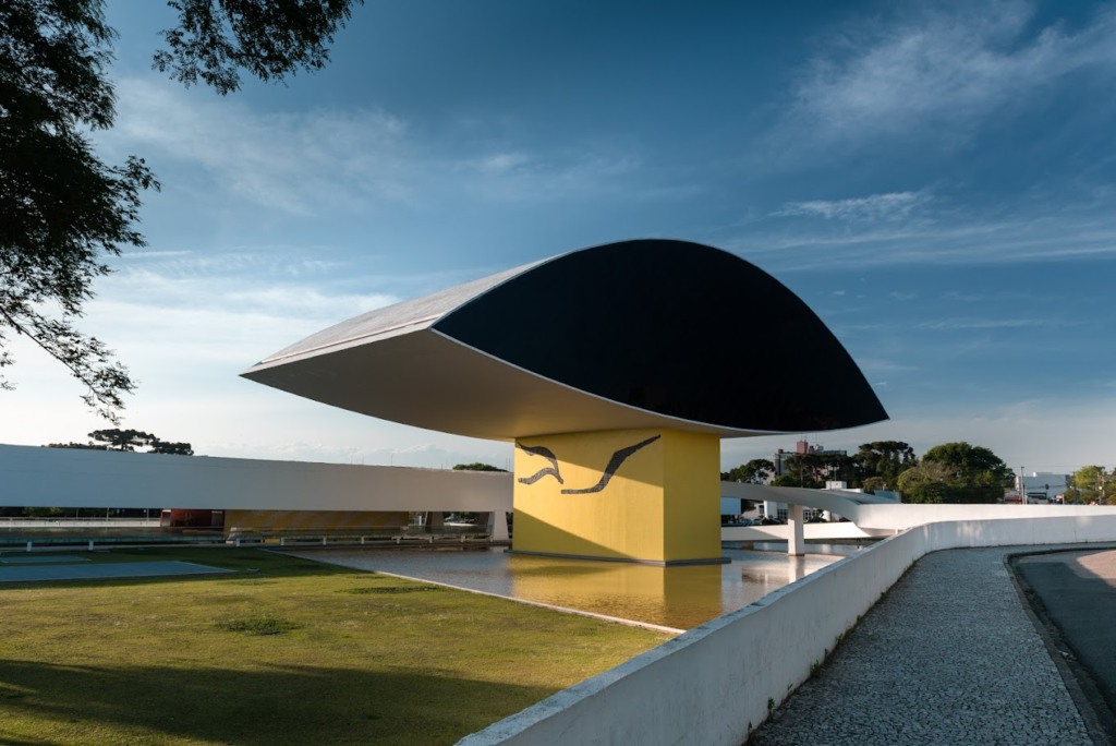 Museu Oscar Niemeyer, no Centro Cívico de Curitiba