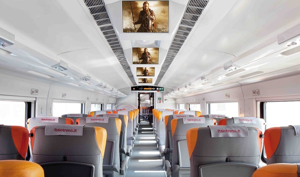 Interior do trem na Itália