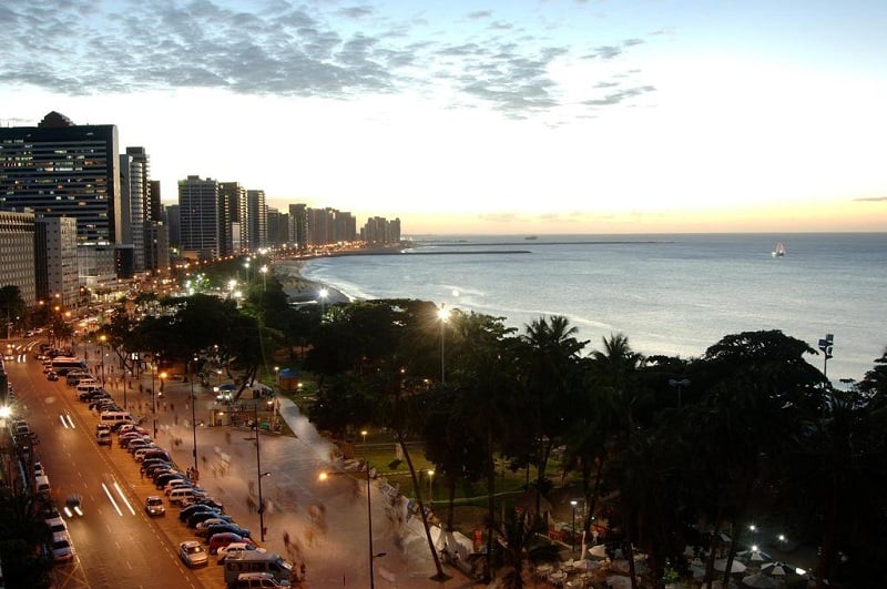Onde ficar hospedado em Fortaleza: Avenida Beira-Mar à noite