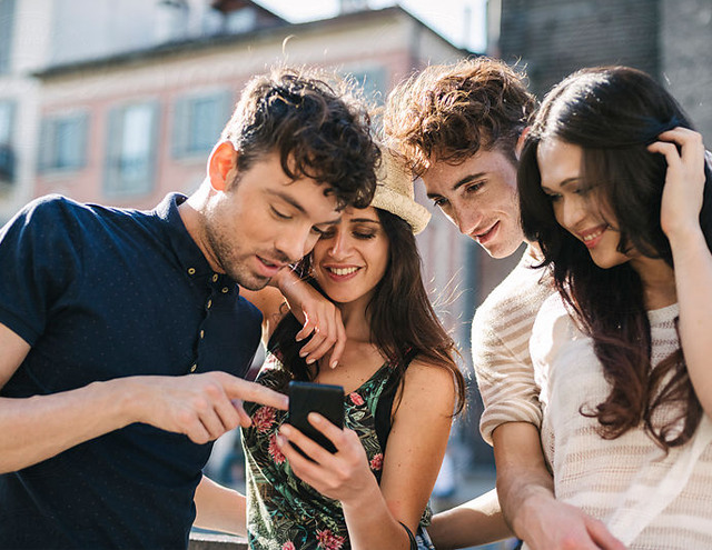 Amigos usando o celular em Chicago