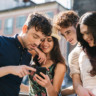 Amigos usando o celular em Chicago