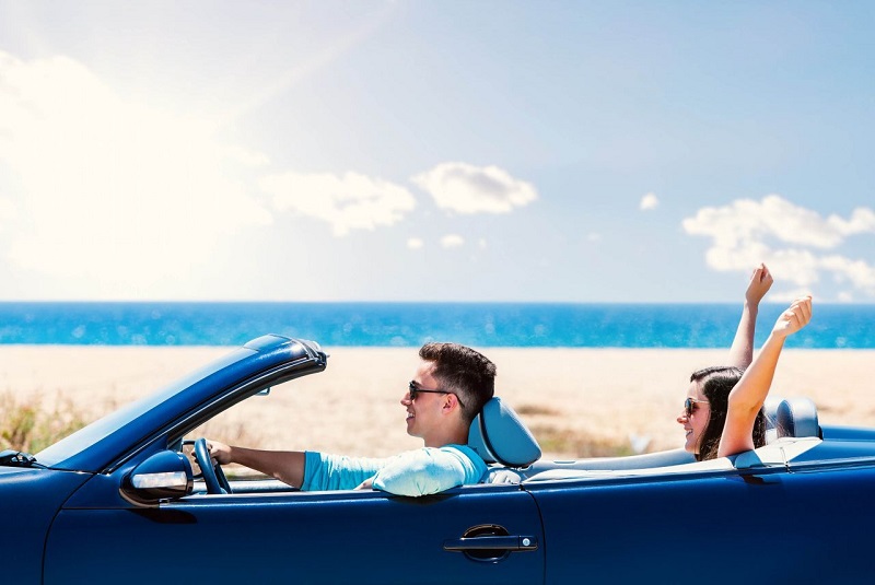 Andar por Santorini com um carro alugado 