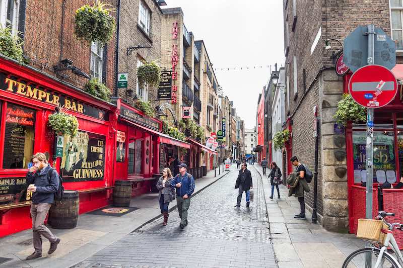 Viagem a Dublin: pessoas andando na rua