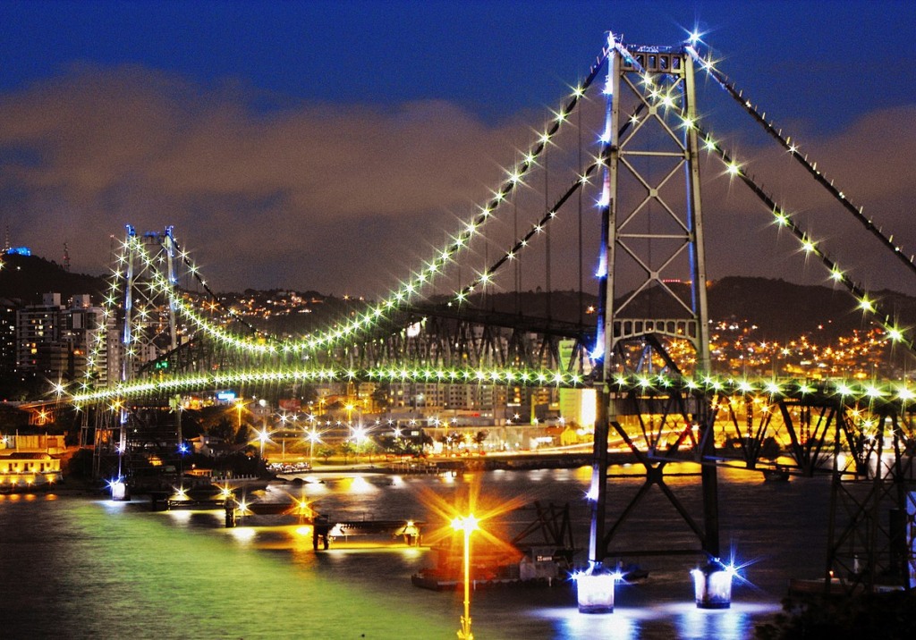 Ponte Hercílio Luz iluminada