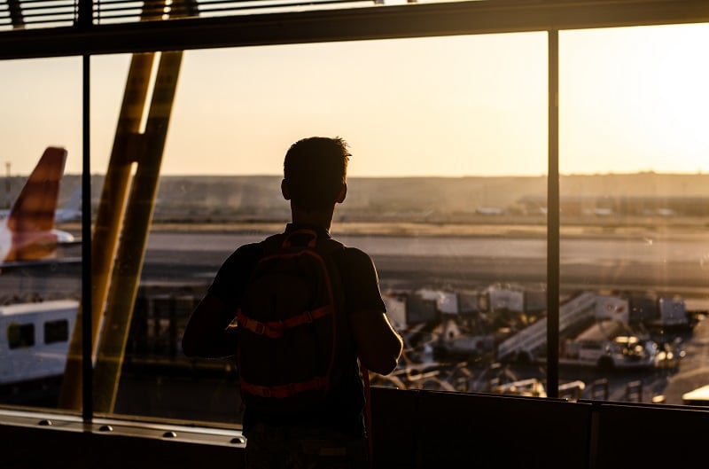 Homem esperando voo em aeroporto