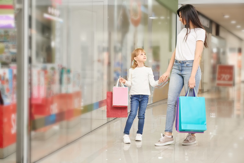 Mãe e filha fazendo compras