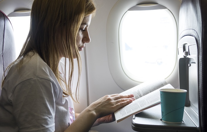 Pessoa lendo no avião