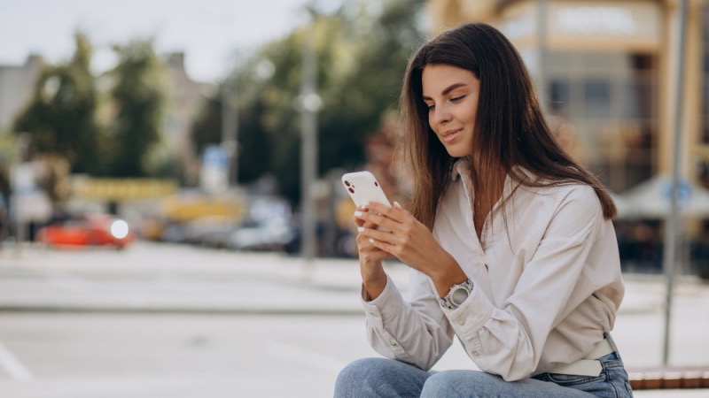 Mulher usando o celular em Chicago