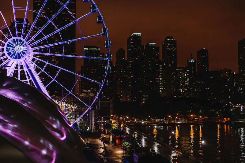 Roda-gigante Centennial Wheel no Navy Pier em Chicago à noite