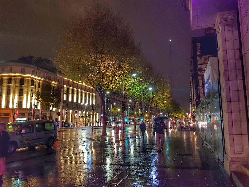 Rua O`Connell em Dublin à noite