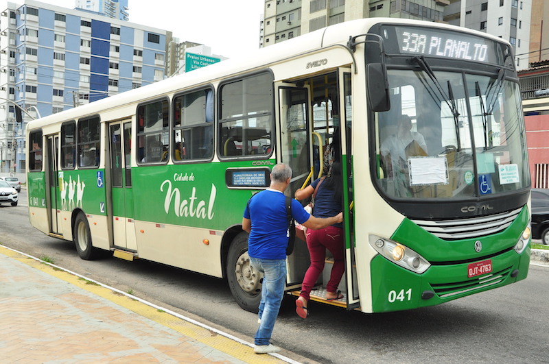 Passageiros subindo no ônibus em Natal