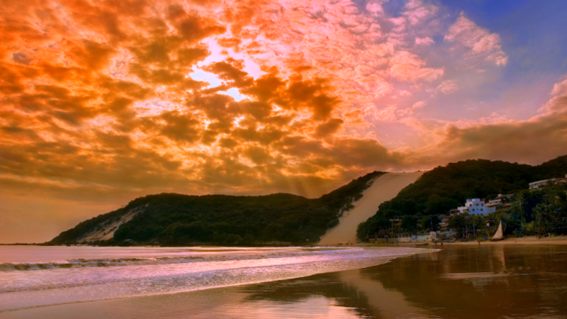 Pôr do sol na Praia de Ponta Negra em Natal