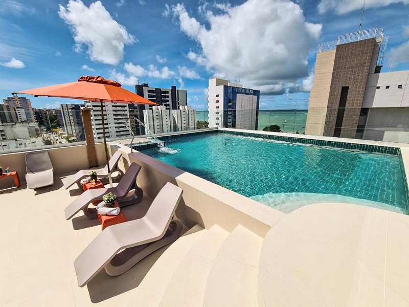 Hotel com piscina e perto do mar em Maceió