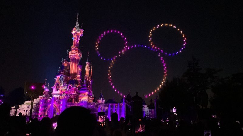 Disney de Paris durante a noite.