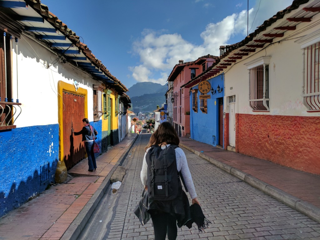 Mulher andando na Colômbia