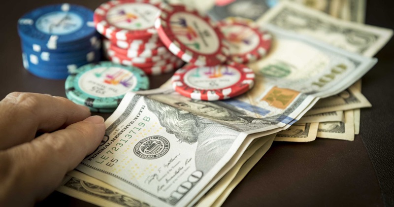 Pessoa fazendo uma aposta em um cassino de Las Vegas