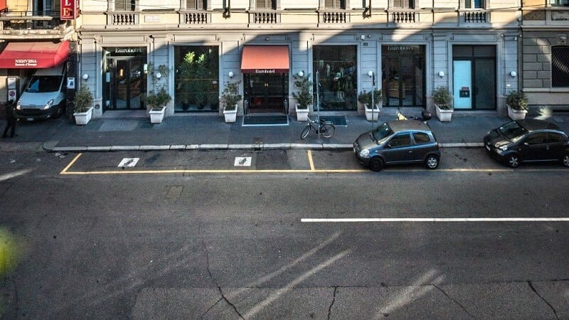 Faixa de estacionamento amarela na rua em Milão