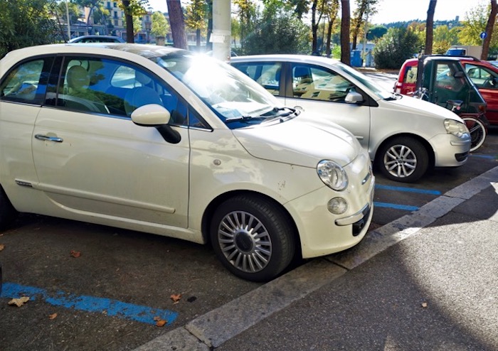 Faixa de estacionamento azul em Florença