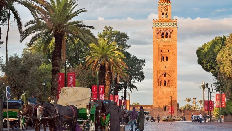 Charretes com a Mesquita Koutoubia ao fundo