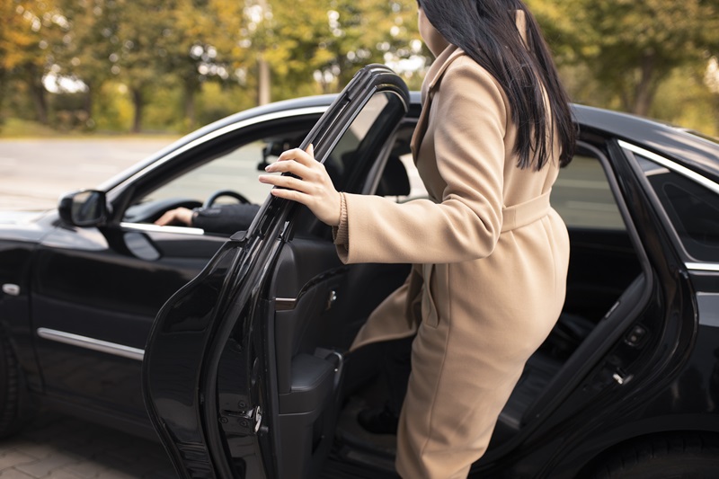 Mulher entrando no carro