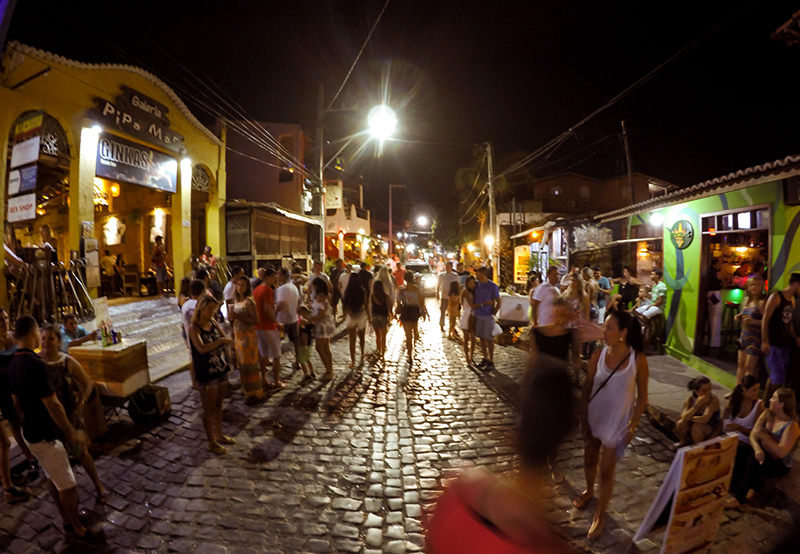 Avenida Baía dos Golfinhos à noite em Pipa