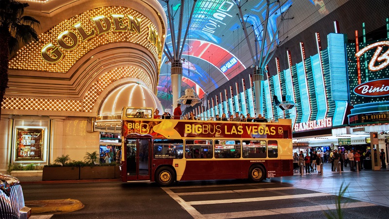Ônibus turístico passando pela região de Downtown em Las Vegas