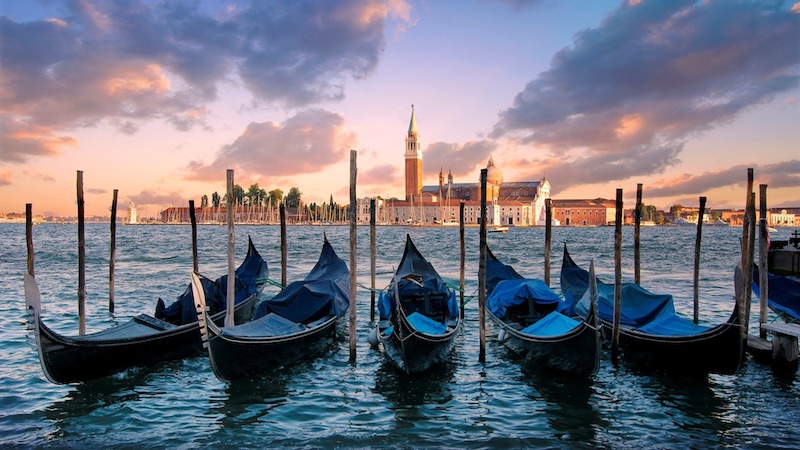 Paisagem de barcos no Grande Canal em Veneza