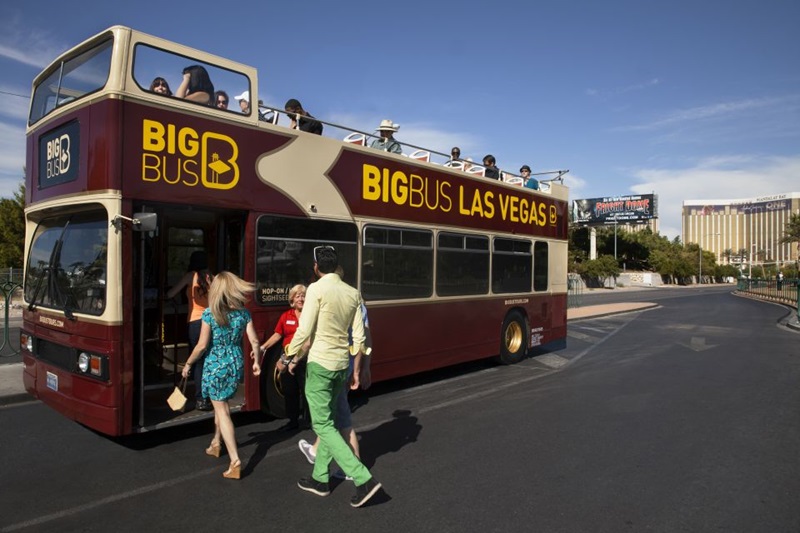 Pessoas embarcando no ônibus turístico em Las Vegas