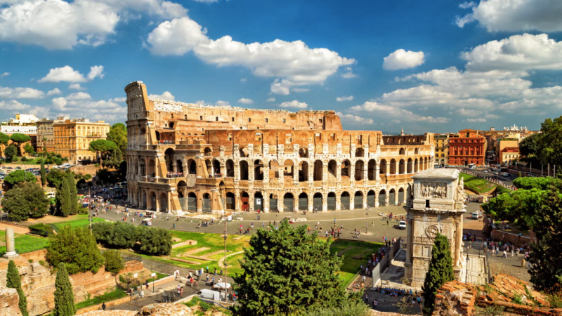 Vista da área do Coliseu de Roma na Itália
